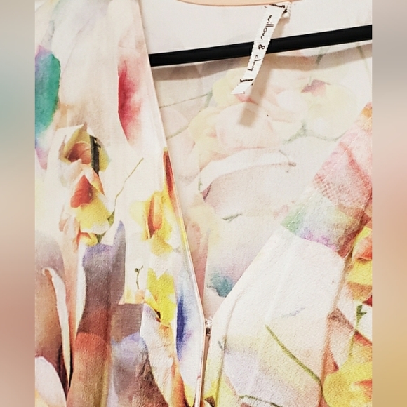WILLOW AND CLAY L/S Plunging V-neckline Romantic Floral Romper | XSMALL - Picture 4 of 9